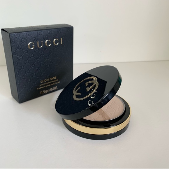 Hold Gucci luxe monogram finishing powder and brush - Picture 14 of 16
